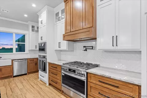 Kitchen - 31820 E Two Socks Dr, Broken Arrow, OK 74014 photo 10 of 12