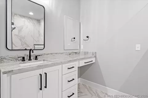 Bath - 31820 E Two Socks Dr, Broken Arrow, OK 74014 photo 6 of 11