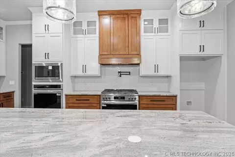 Kitchen - 31820 E Two Socks Dr, Broken Arrow, OK 74014 photo 11 of 12