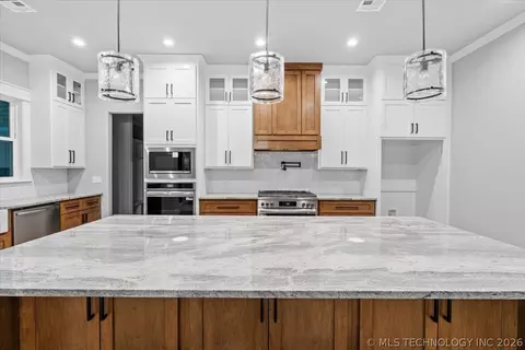 Kitchen - 31820 E Two Socks Dr, Broken Arrow, OK 74014 photo 2 of 12