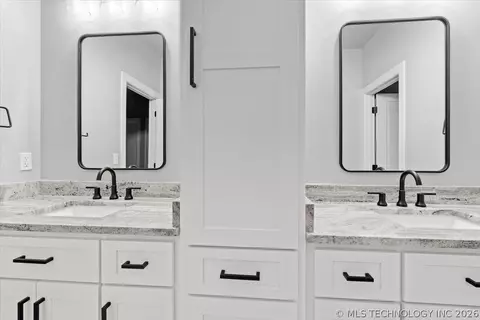 Bath - 31820 E Two Socks Dr, Broken Arrow, OK 74014 photo 2 of 11