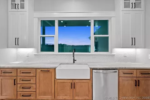 Kitchen - 31820 E Two Socks Dr, Broken Arrow, OK 74014 photo 7 of 12