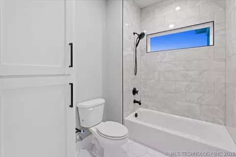 Bath - 31820 E Two Socks Dr, Broken Arrow, OK 74014 photo 3 of 11