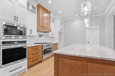 Kitchen - 31820 E Two Socks Dr, Broken Arrow, OK 74014 photo 8 of 12