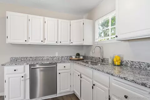 Kitchen - 7144 E Latimer Pl, Tulsa, OK 74115 photo 3 of 4