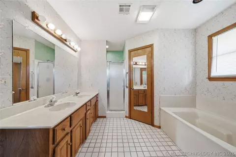 Bath - 17255 E 79th St N, Owasso, OK 74055 photo 1 of 2