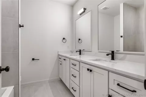 Bath - 237 E 35th Pl, Tulsa, OK 74105 photo 7 of 15