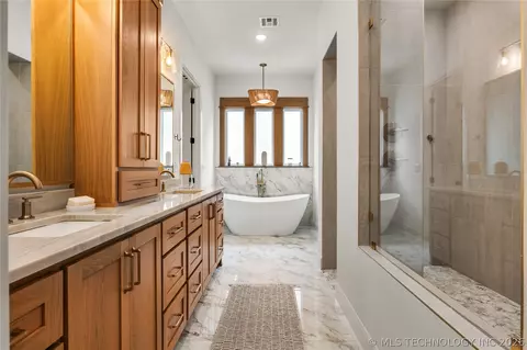 Bath - 237 E 35th Pl, Tulsa, OK 74105 photo 3 of 15