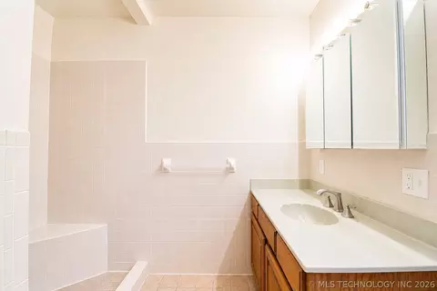 Bath - 322 E Young St, Morris, OK 74445 photo 3 of 5