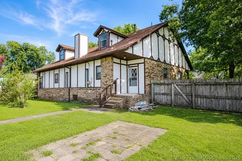 Exterior - 322 E Young St, Morris, OK 74445 photo 8 of 9
