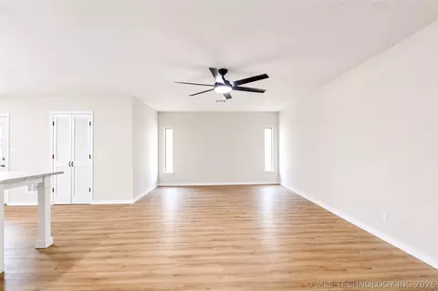 Living - 322 E Young St, Morris, OK 74445 photo 3 of 5
