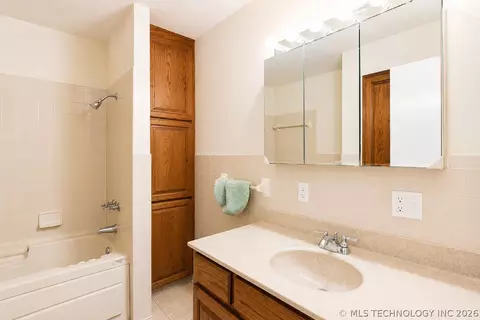 Bath - 322 E Young St, Morris, OK 74445 photo 1 of 5