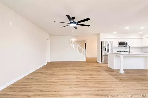 Living - 322 E Young St, Morris, OK 74445 photo 4 of 5