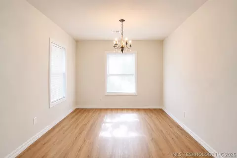 Living - 322 E Young St, Morris, OK 74445 photo 2 of 5