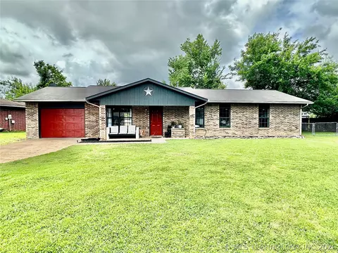 1705 S Muskogee Pl, Claremore, OK 74019