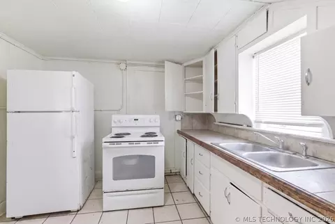Kitchen - 1011 E 14th, Ada, OK 74820 photo 3 of 5