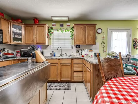 Kitchen - 36 Meadowlark, Eufaula, OK 74432 photo 6 of 9