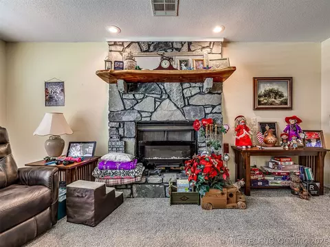 Living - 36 Meadowlark, Eufaula, OK 74432 photo 4 of 5