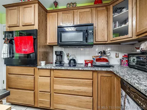 Kitchen - 36 Meadowlark, Eufaula, OK 74432 photo 2 of 9