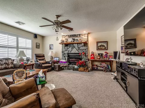 Living - 36 Meadowlark, Eufaula, OK 74432 photo 2 of 5