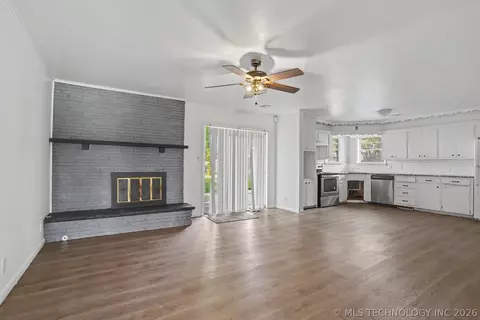 Living - 8512 E 24th Pl, Tulsa, OK 74129 photo 4 of 6