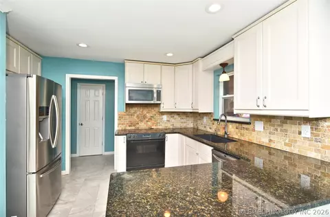 Kitchen - 9419 Haskell Dr NW, Broken Arrow, OK 74014 photo 1 of 3