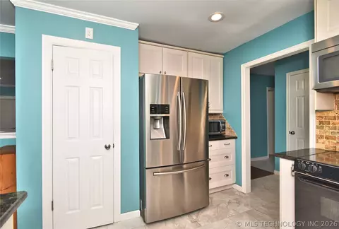 Kitchen - 9419 Haskell Dr NW, Broken Arrow, OK 74014 photo 2 of 3