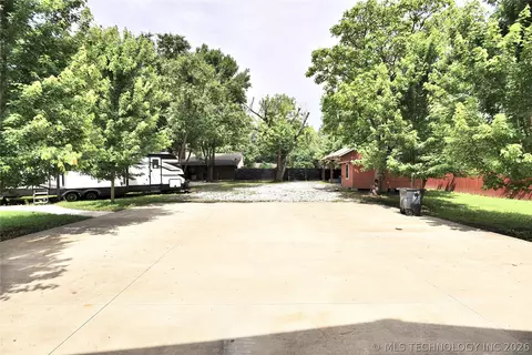 Exterior - 9419 Haskell Dr NW, Broken Arrow, OK 74014 photo 6 of 10