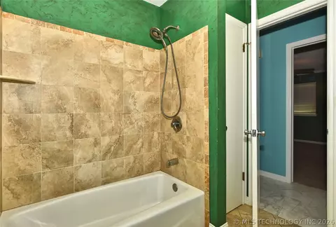 Bath - 9419 Haskell Dr NW, Broken Arrow, OK 74014 photo 2 of 6