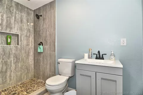 Bath - 9419 Haskell Dr NW, Broken Arrow, OK 74014 photo 5 of 6