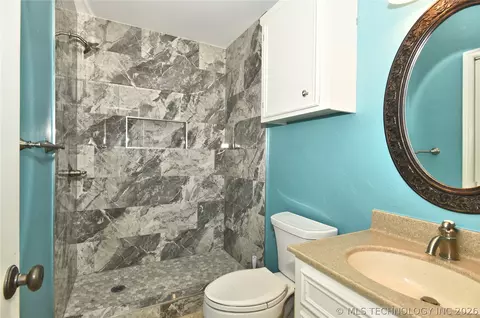 Bath - 9419 Haskell Dr NW, Broken Arrow, OK 74014 photo 4 of 6