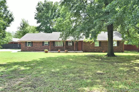 Exterior - 9419 Haskell Dr NW, Broken Arrow, OK 74014 photo 1 of 10