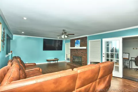 Living - 9419 Haskell Dr NW, Broken Arrow, OK 74014 photo 2 of 3
