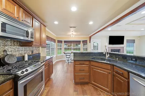 Kitchen - 9007 E 76th St, Tulsa, OK 74133 photo 3 of 3