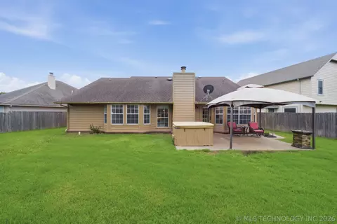 Exterior - 9007 E 76th St, Tulsa, OK 74133 photo 6 of 10