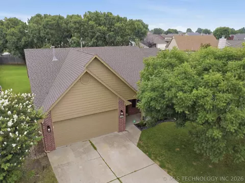 Exterior - 9007 E 76th St, Tulsa, OK 74133 photo 3 of 10