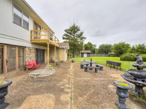 Exterior - 1201 E 4th St, Okmulgee, OK 74447 photo 5 of 7