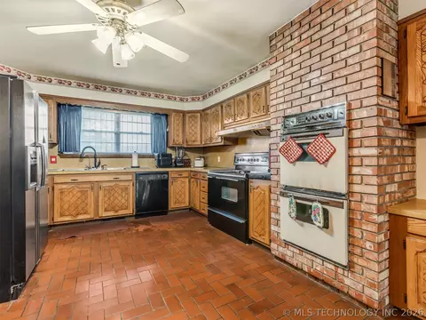 Kitchen - 1201 E 4th St, Okmulgee, OK 74447 photo 2 of 5