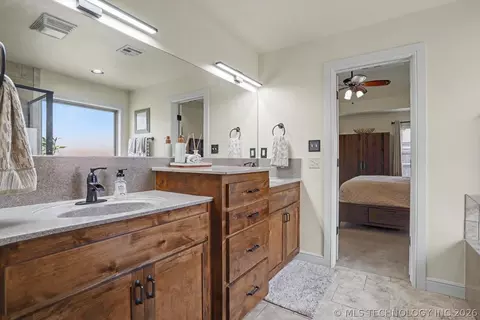 Bath - 1225 E 134th St, Glenpool, OK 74033 photo 4 of 6