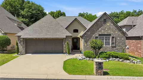 7413 E 97th St, Tulsa, OK 74133