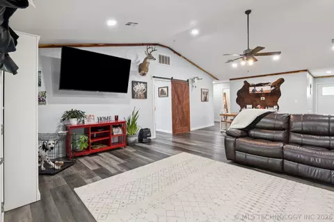 Entry Way - 2801 E 480, Pryor, OK 74361 photo 2 of 3