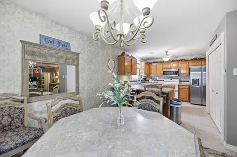 Dining - 1085 E 138th St, Glenpool, OK 74033 photo 2 of 2