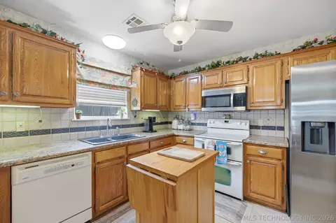 Kitchen - 1085 E 138th St, Glenpool, OK 74033 photo 2 of 3