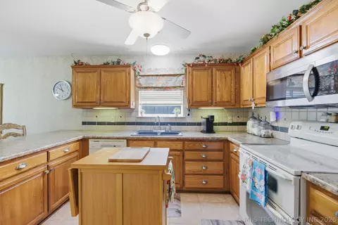 Kitchen - 1085 E 138th St, Glenpool, OK 74033 photo 3 of 3