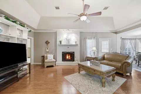 Living - 1085 E 138th St, Glenpool, OK 74033 photo 1 of 2