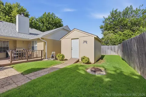 Exterior - 1085 E 138th St, Glenpool, OK 74033 photo 7 of 9