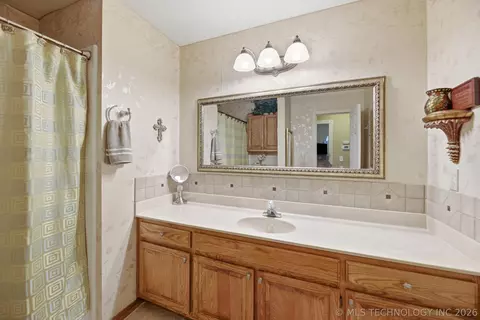 Bath - 1085 E 138th St, Glenpool, OK 74033 photo 1 of 4