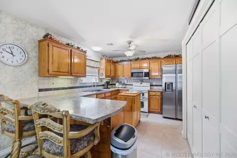 Kitchen - 1085 E 138th St, Glenpool, OK 74033 photo 1 of 3
