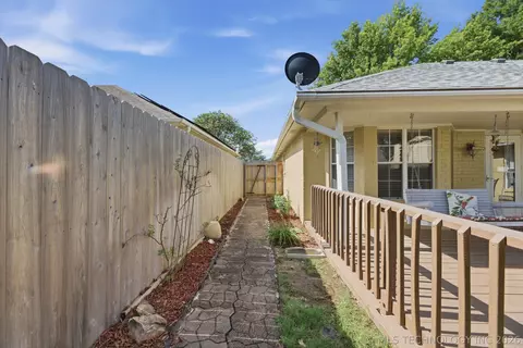 Exterior - 1085 E 138th St, Glenpool, OK 74033 photo 6 of 9