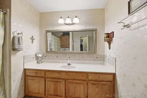 Bath - 1085 E 138th St, Glenpool, OK 74033 photo 2 of 4